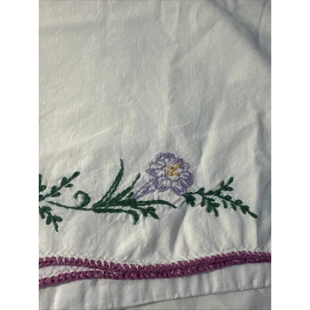 Set Of 2 Vtg Hand Embroidered White Standard Sized Pillow Cases‎